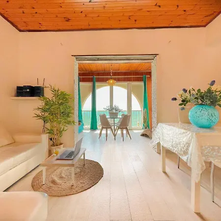 Athena Sea Front Apartment, Parking & Pool Apartment *