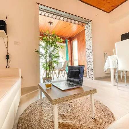 Athena Sea Front Apartment, Parking & Pool * Lago Patria